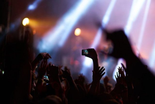 【これは常習犯だな…】多国籍ファンが集うK-POPアーティストのライブ会場で目撃された外国人の盗撮手口　注意をすると…